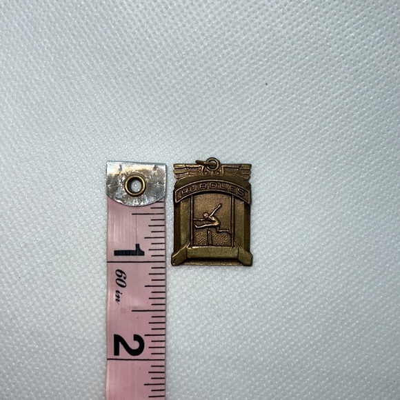 SPORTS HURDLES PENDANT ANTIQUE BRASE TONE VINTAGE - Picture 7 of 8